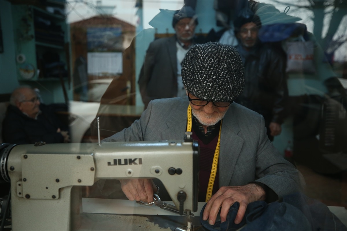 Cilt kanserine rağmen terzilik mesleğini sürdüren 73 yaşındaki Muhammet İpek