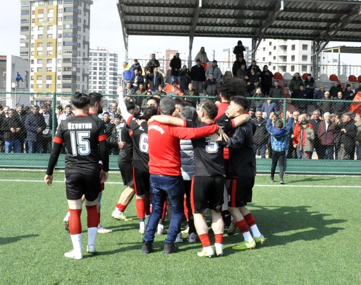 Özvatan Belediyespor Palasspor\'u 5-0 mağlup ederek liderlik koltuğunu korudu