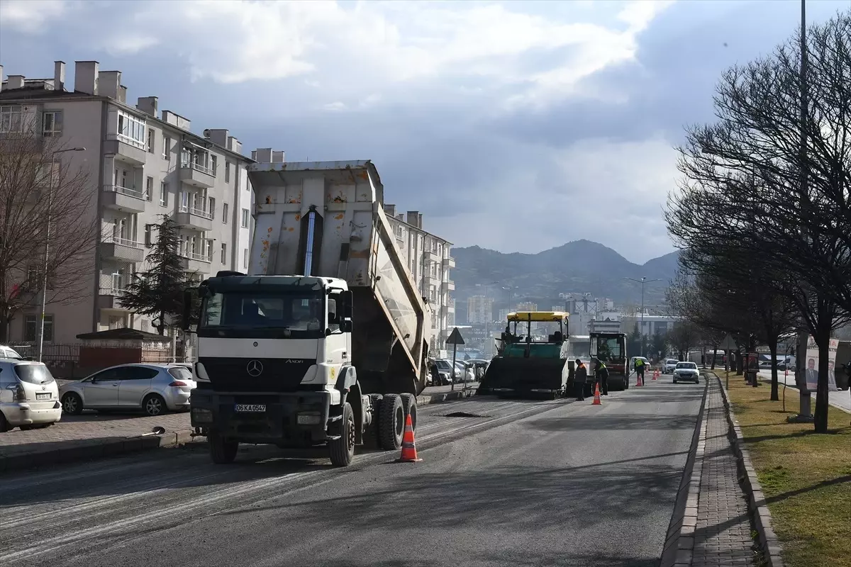 Kayseri Büyükşehir Belediyesi Ziya Gökalp Mahallesi\'nde 2 bin 200 ton sıcak asfalt çalışması yaptı