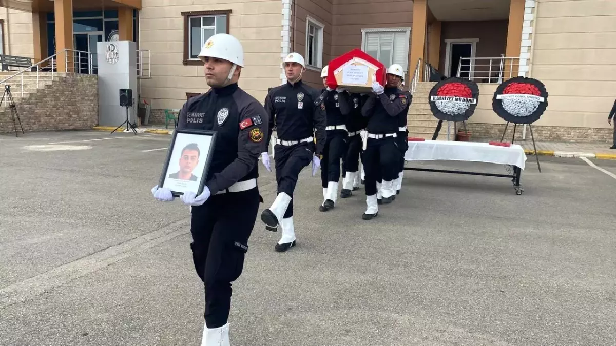 Adıyaman\'da trafik kazasında hayatını kaybeden polis memuru son yolculuğuna uğurlandı