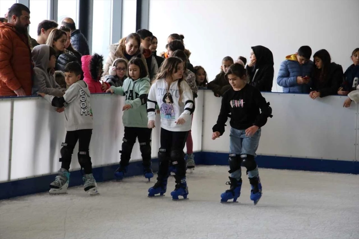 Kırıkkale Belediyesi Bilim Merkezi\'ndeki Buz Pisti Vatandaşların İlgi Odağı