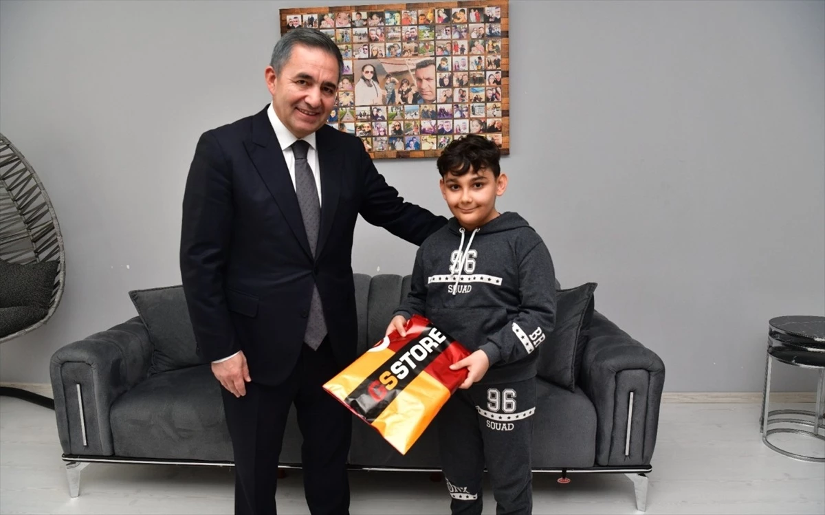 Kırşehir Valisi, öğrencinin Galatasaraylı futbolcu ile buluşma hayalini gerçekleştirdi