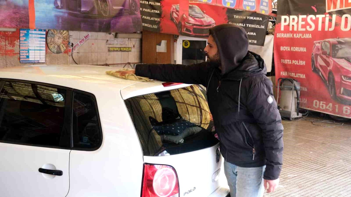 Eskişehir\'de Oto Yıkamacılar Zorlu Kış Şartlarında Çalışmaya Devam Ediyor