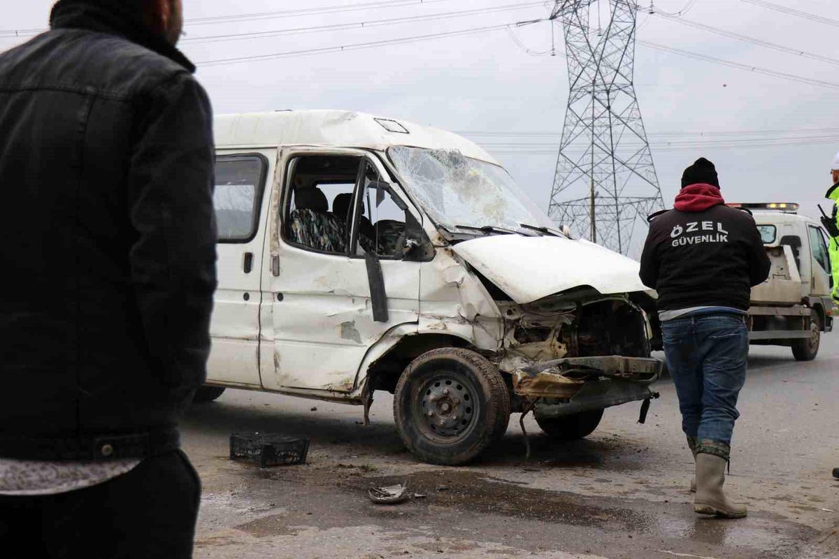 Adapazarı\'nda Minibüs Devrildi: 4 Yaralı