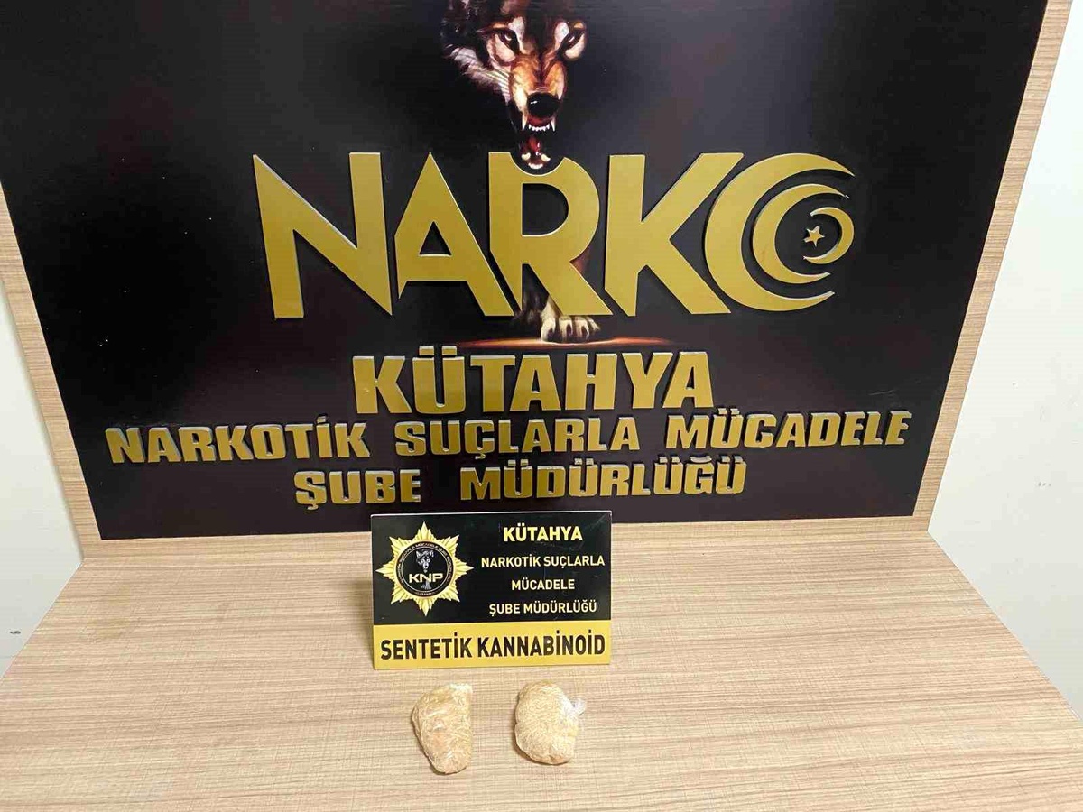 Kütahya\'da Durdurulan Otobüste Uyuşturucu Kuryesi Kadının Sütyeninde 196,98 Gram Bonzai Ele Geçirildi