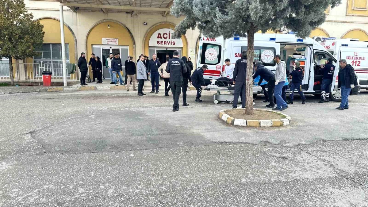 Mardin Midyat\'ta Tanker ile Minibüs Çarpıştı: 9 Yaralı