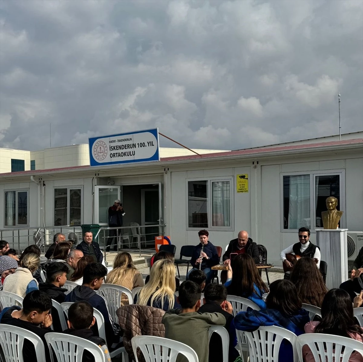 Nazende Çok Sesli Türk Müziği Korosu, İskenderun\'da depremzedelere konser verdi