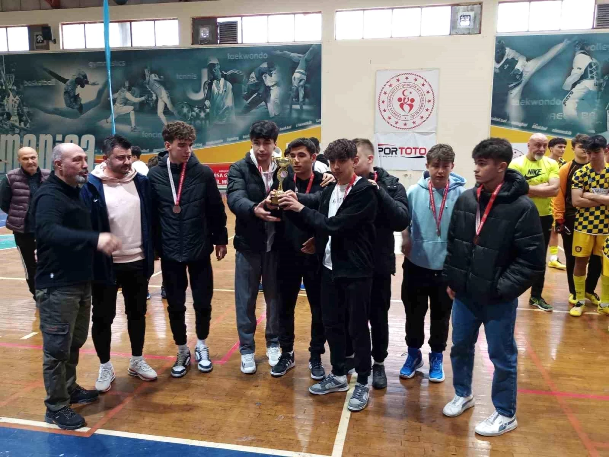 Manisa Gençlik ve Spor İl Müdürlüğü tarafından düzenlenen Okul Sporları Genç Erkek Futsal İl Birinciliği sona erdi