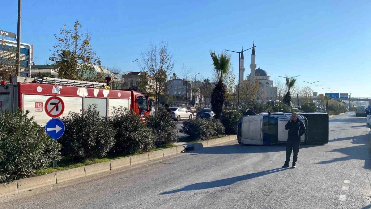 Antalya\'da kontrolden çıkarak pikaba çarpan araç yan yatarak sürüklendi