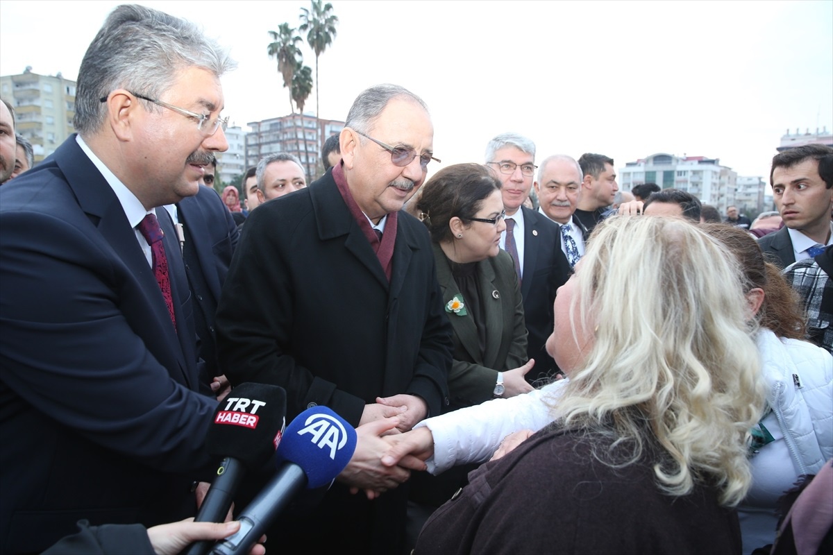 Bakan Özhaseki, depremden etkilenen esnaf ve vatandaşlarla buluştu