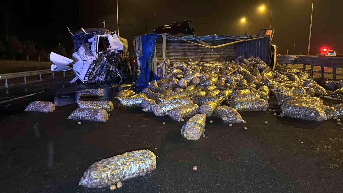 Anadolu Otoyolu\'nda patates yüklü kamyon devrildi, İstanbul istikameti trafiğe kapatıldı