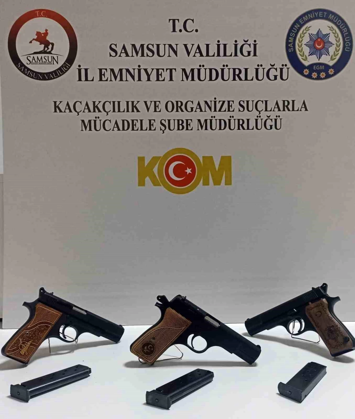 Samsun\'da durdurulan otomobilde gizlenmiş tabancalar ele geçirildi