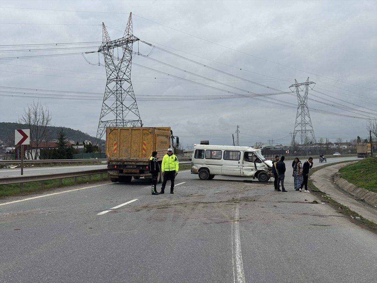 Sakarya\'da minibüs devrildi: 2\'si çocuk 4 kişi yaralandı