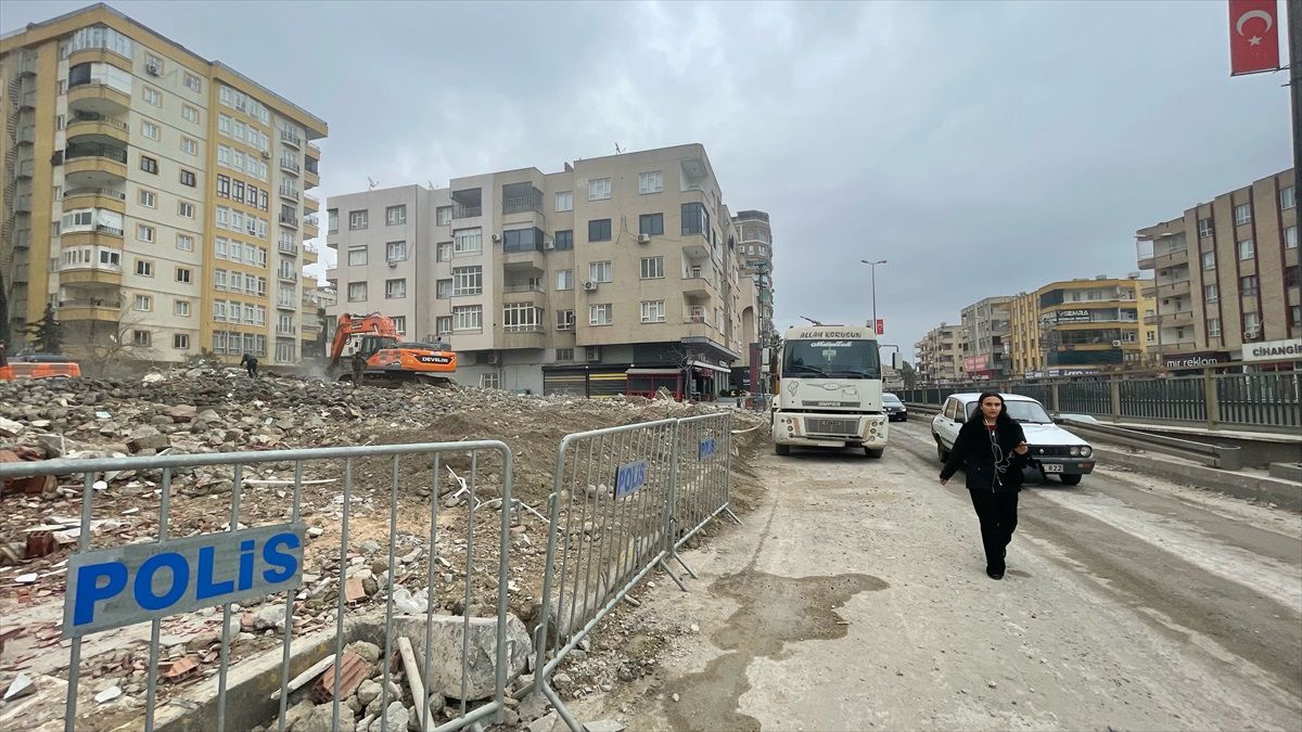 Şanlıurfa\'da ağır hasarlı binaların yıkımı sürüyor