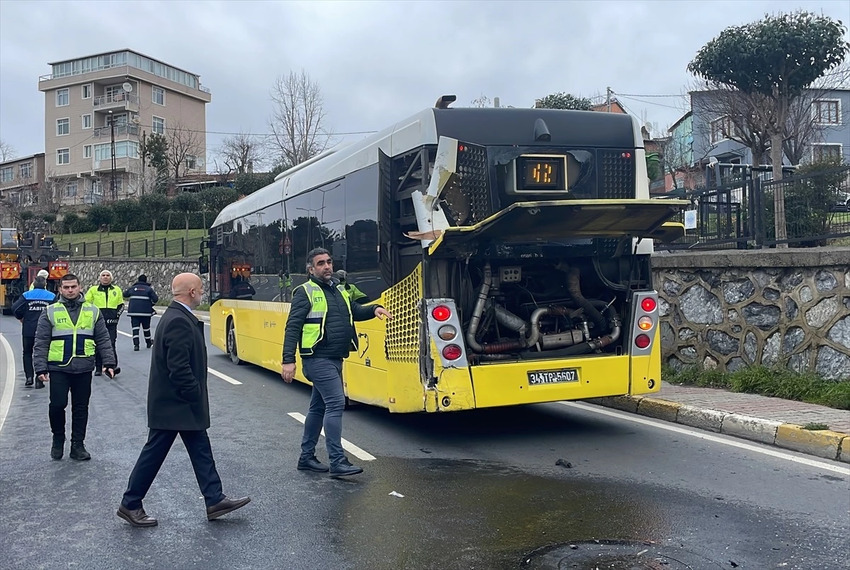 Sarıyer Belediyesine ait çöp kamyonu İETT otobüsüne çarptı, 3 kişi yaralandı