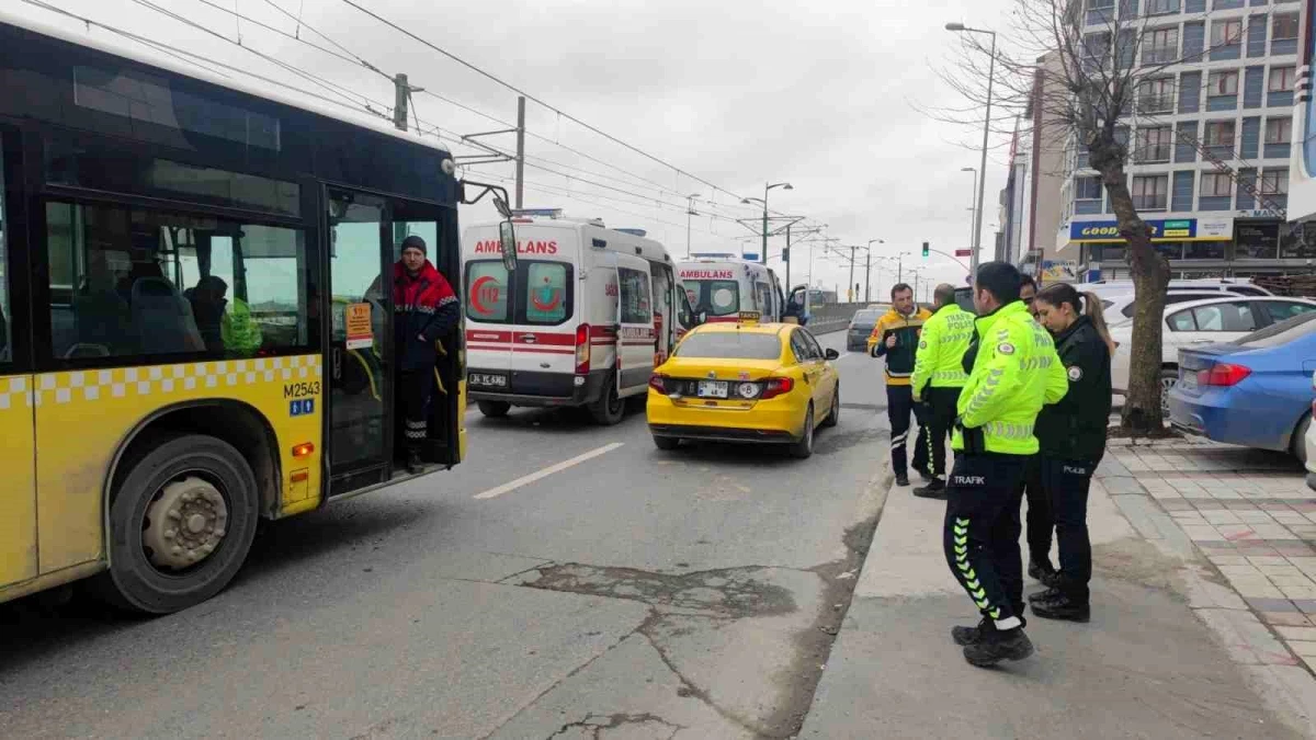Sultangazi\'de İETT otobüsüne beton mikseri çarptı: 3 yolcu yaralandı