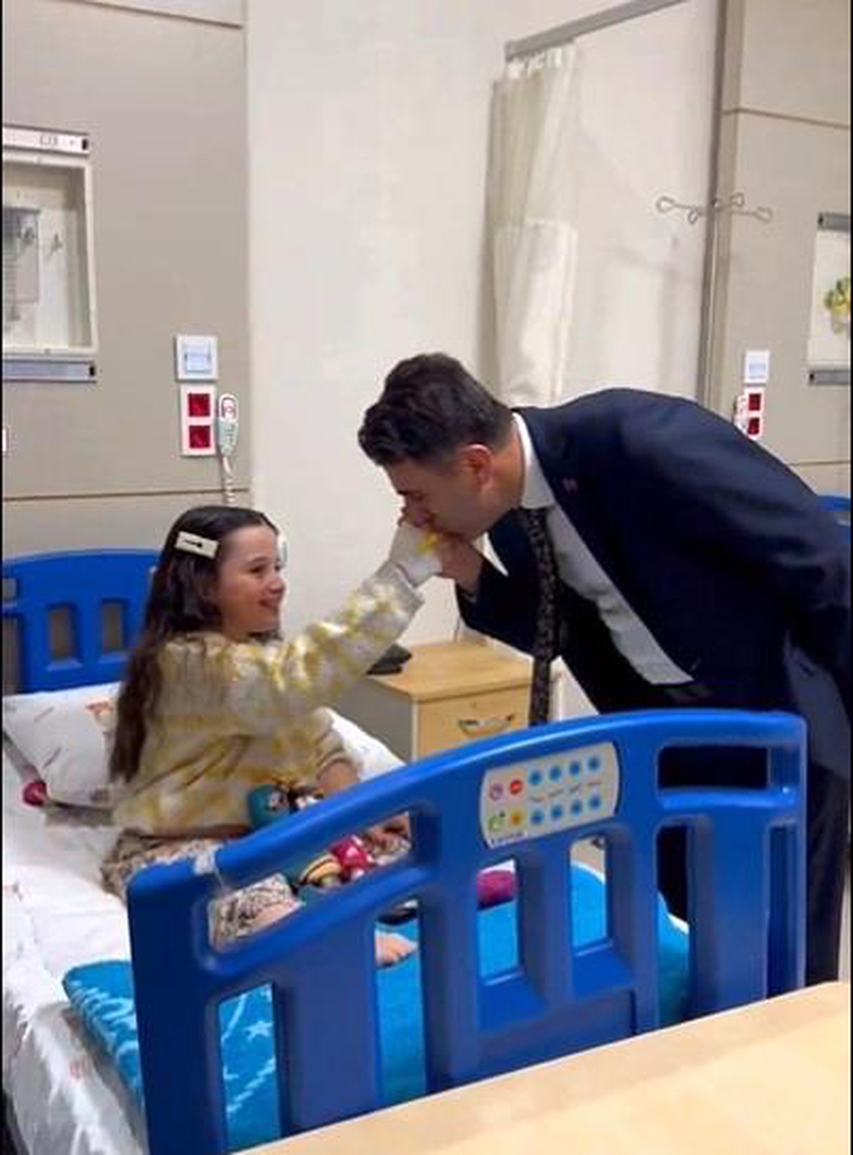 Bilecik Valisi Şefik Aygöl, tedavi gören minik kız çocuğunu ziyaret etti