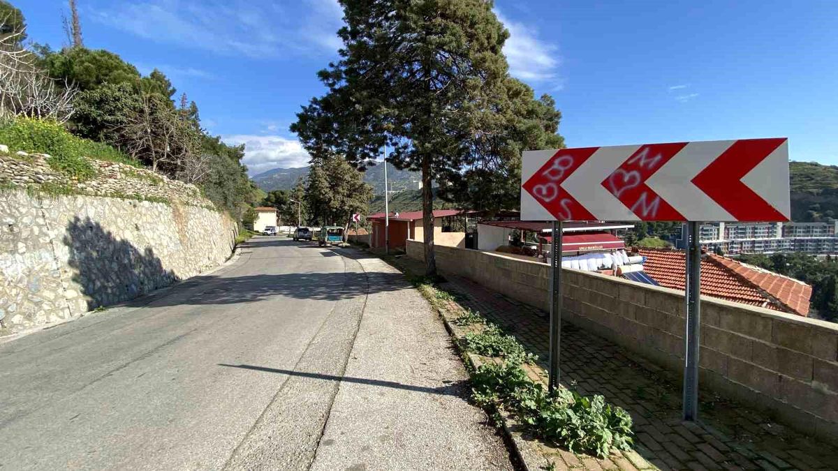 Aydın Efeler\'deki Trafik Levhaları Aşıkların Karalama Tahtası Haline Geldi