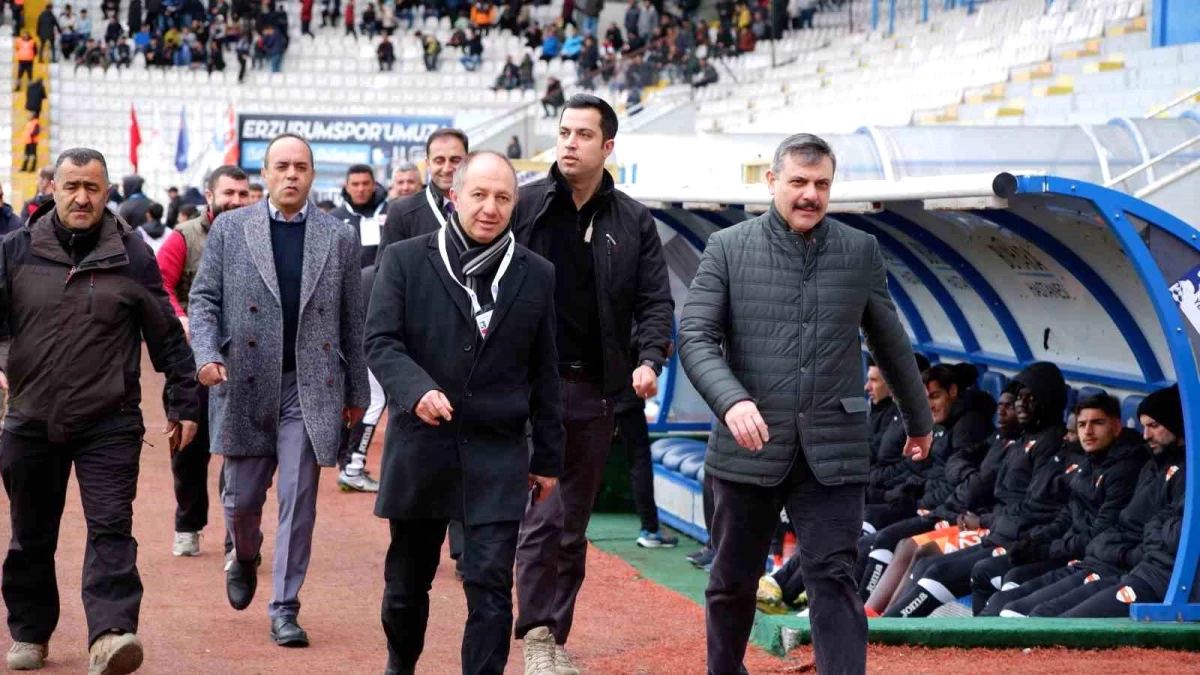 Vali Mustafa Çiftçi, Erzurumspor\'un Adanaspor\'u mağlup ettiği maçı öğrencilerle tribünde izledi