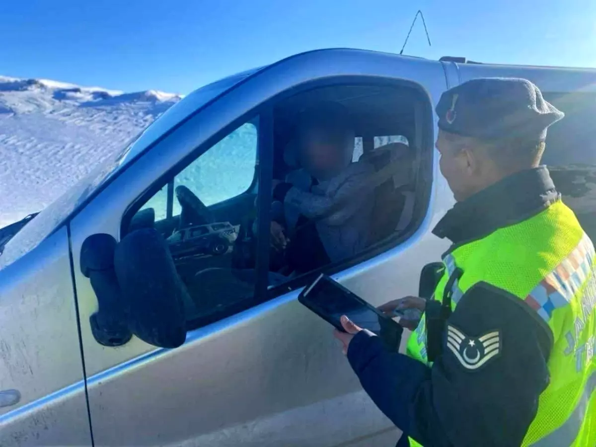 Van\'da yapılan trafik denetimlerinde 83 araç trafikten men edildi