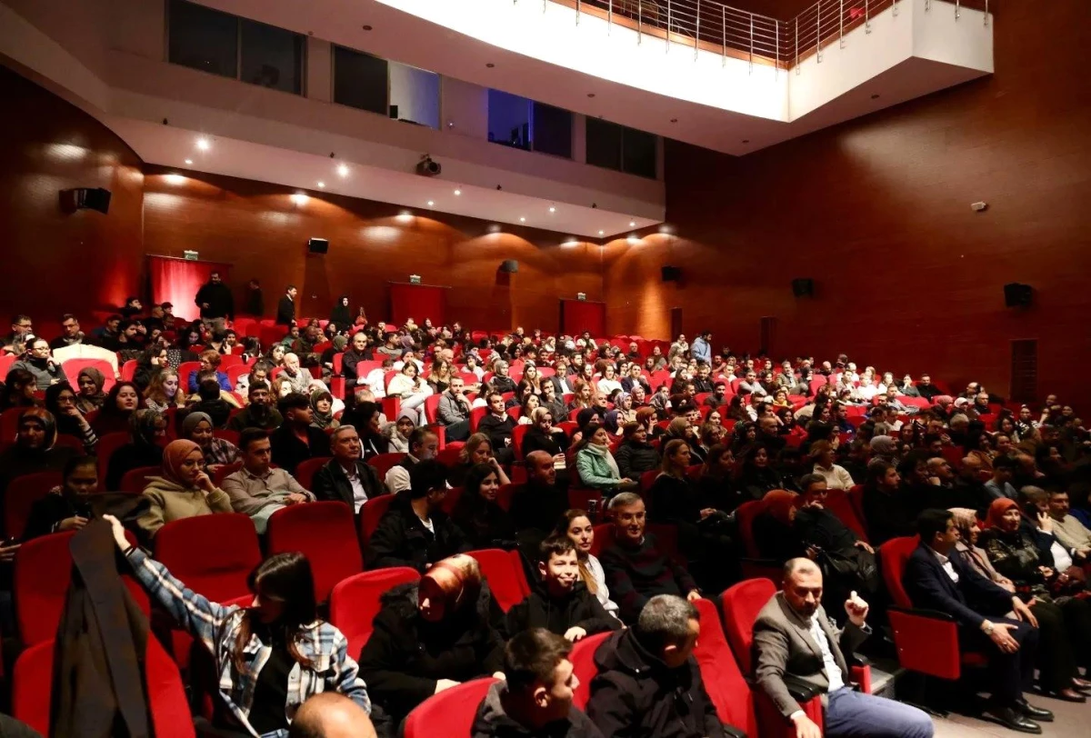 Bilecik Valisi Şefik Aygöl, \'Binbir Gece Masalları\' isimli tiyatro oyununun sözünü yerine getirdi