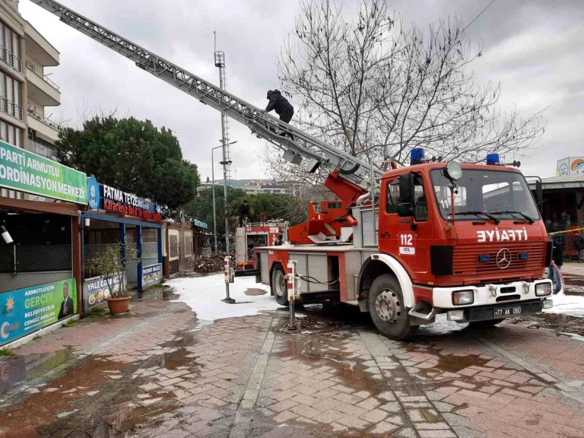 Yalova\'da bir binanın çatısında çıkan yangın söndürüldü