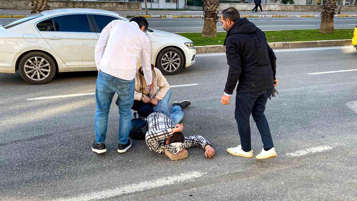 Antalya\'da bisiklet ile motosikletin çarpıştığı kaza anları araç içi kamerasına yansıdı
