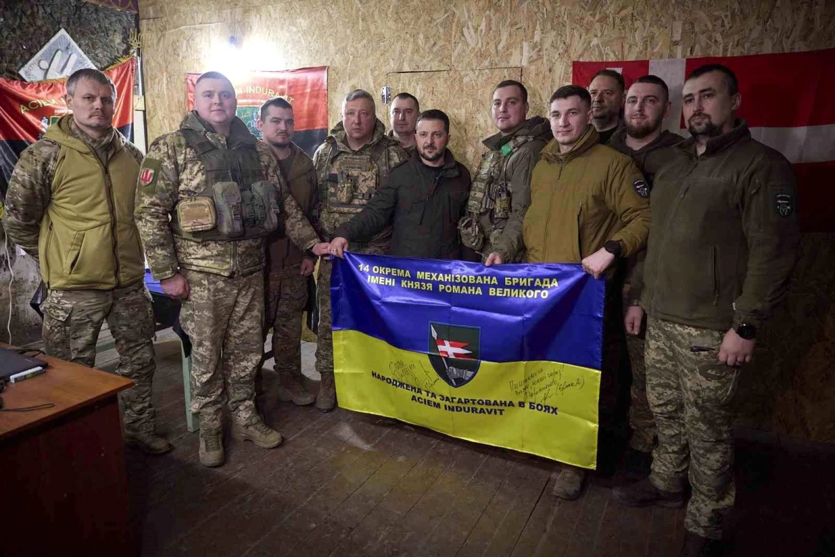 Ukrayna Devlet Başkanı Zelenskiy, Kupiansk Cephe Hattını Ziyaret Etti