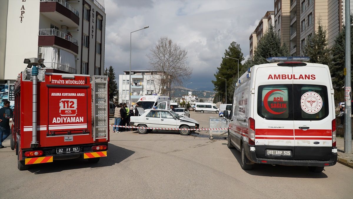 Adıyaman\'da iki otomobil çarpışması: 2 kişi yaralandı