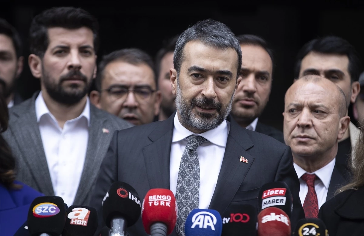 AK Parti Ankara İl Başkanı Hakan Han Özcan, Mahalli İdareler Genel Seçimleri için aday listelerini teslim etti