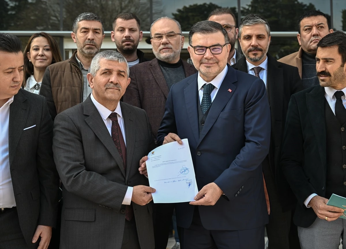 AK Parti İzmir İl Başkanı Bilal Saygılı, Hamza Dağ için adaylık belgelerini teslim etti