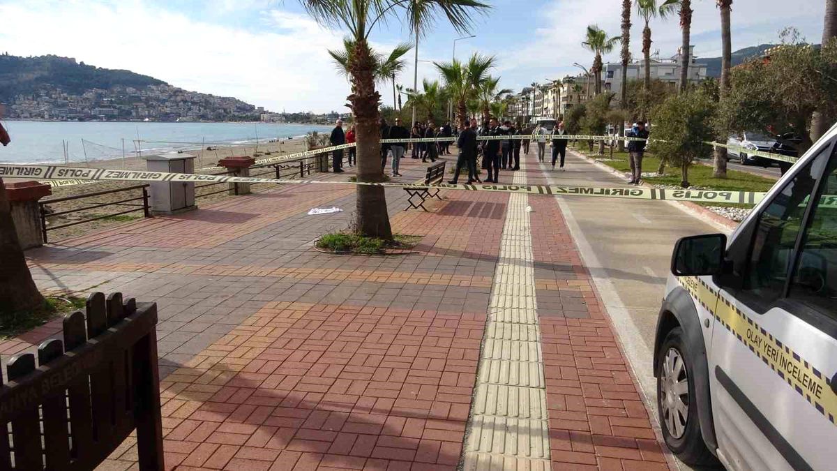 Alanya\'da yürüyüş yolunda çıkan tartışmada 2 kişi silahla yaralandı