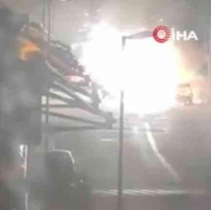 Alev alev yanan otomobilde patlamalar yaşandı Alev alev yanan otomobilde patlamalar yaşandı