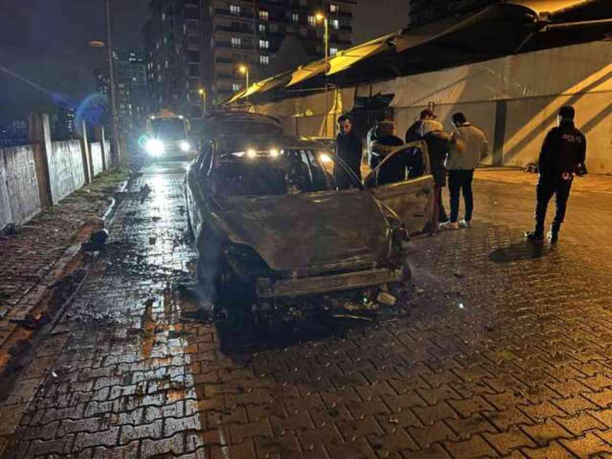 Alev alev yanan otomobilde patlamalar yaşandı Alev alev yanan otomobilde patlamalar yaşandı