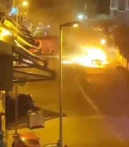 Alev alev yanan otomobilde patlamalar yaşandı Alev alev yanan otomobilde patlamalar yaşandı