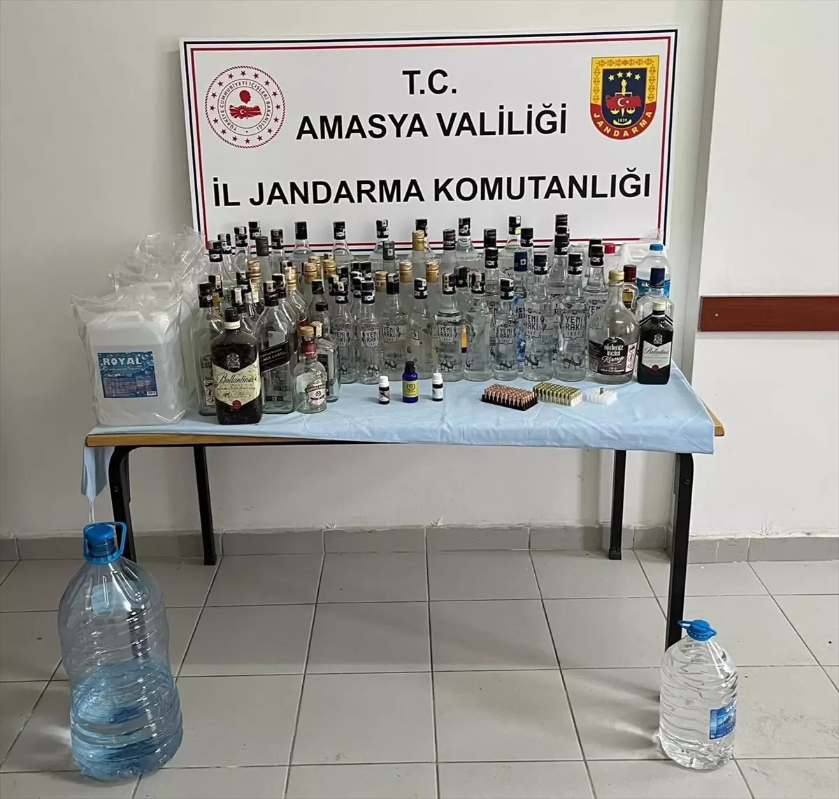 Amasya\'da 90 litre sahte içki ve 100 tabanca mermisi ele geçirildi