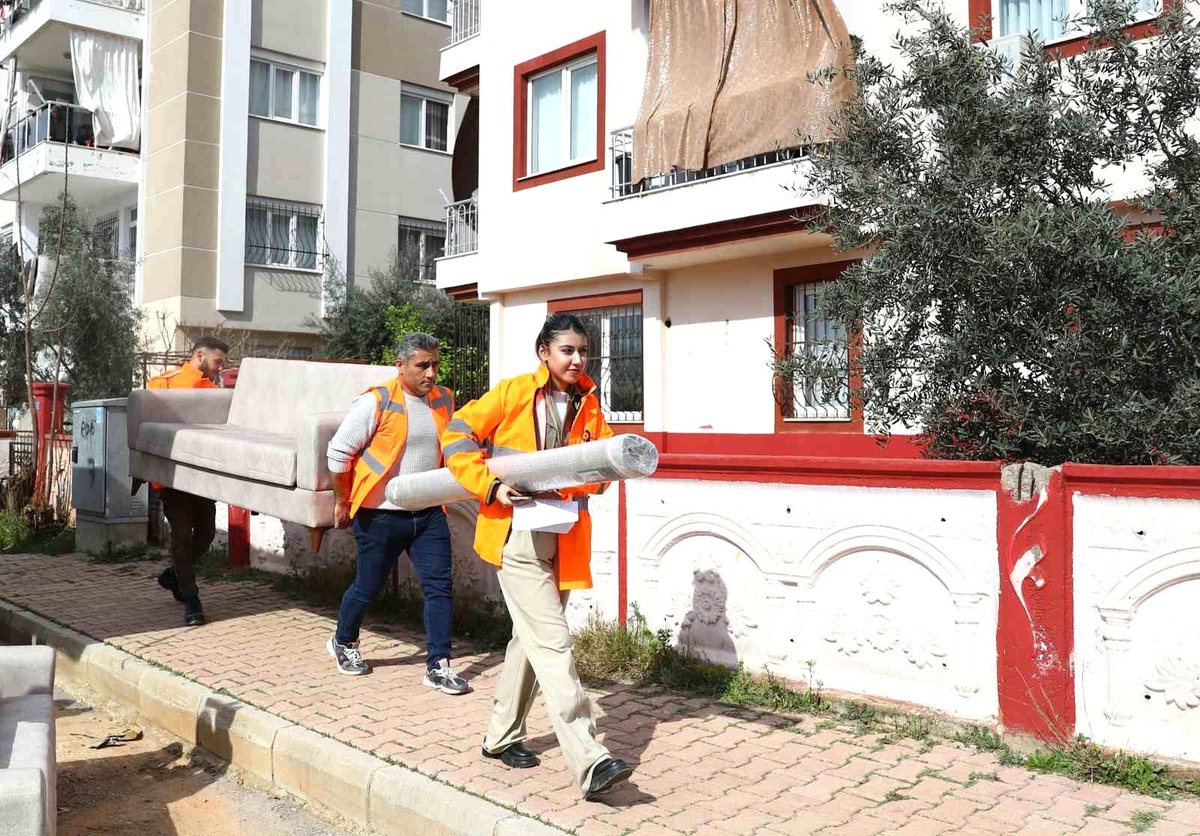 Antalya Büyükşehir Belediyesi Sel Felaketinden Etkilenenlere Eşya Yardımı Yapıyor