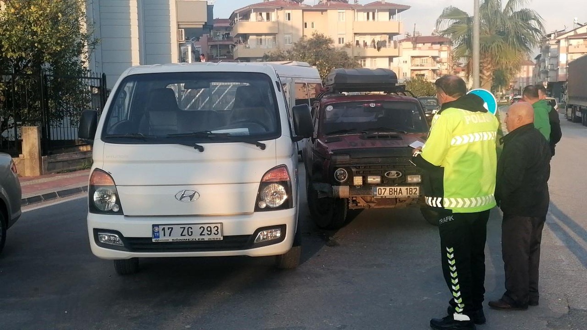 Antalya\'da kamyonet ile otomobil çarpıştı: 1 yaralı