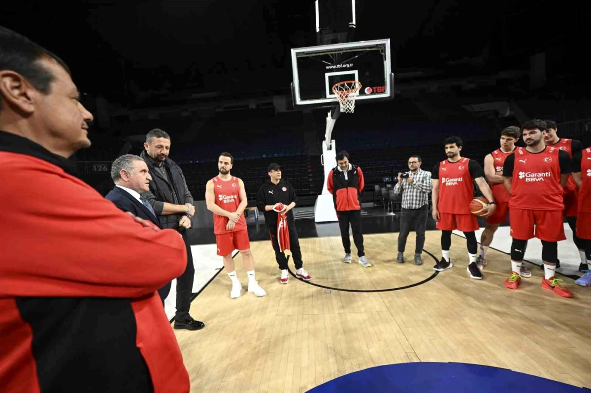 Gençlik ve Spor Bakanı A Milli Erkek Basketbol Takımı\'nı ziyaret etti