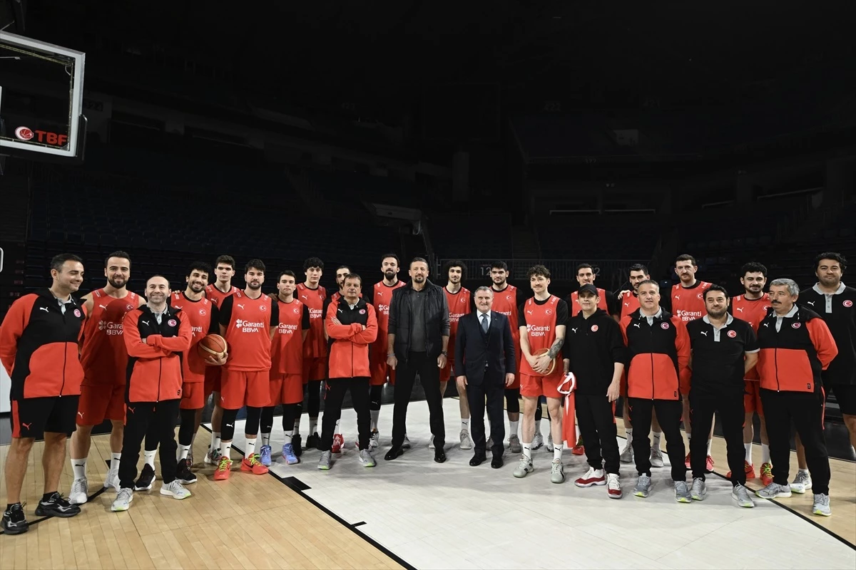 Gençlik ve Spor Bakanı A Milli Erkek Basketbol Takımı\'nın antrenmanını izledi