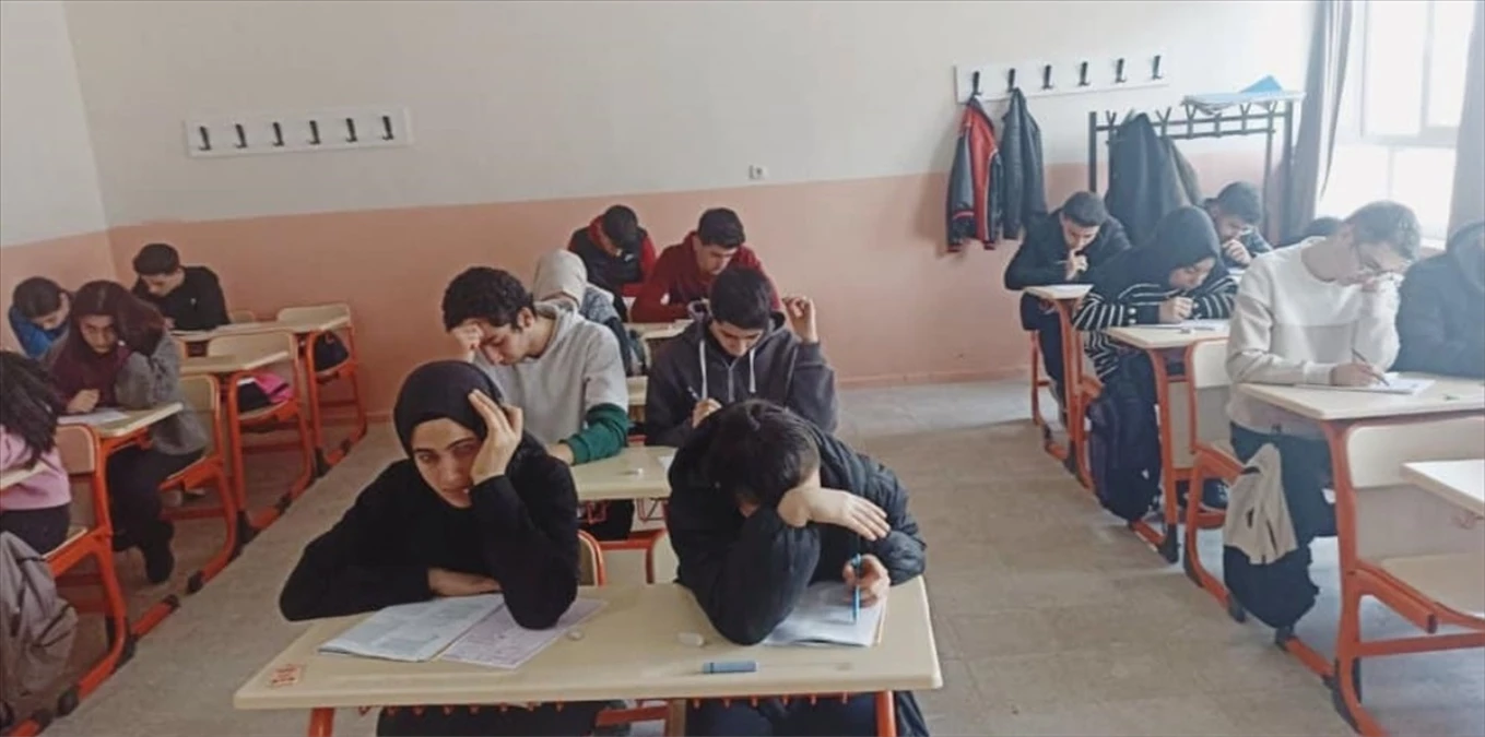 Baskil\'de Liselere Geçiş Sistemi ve YKS\'ye Hazırlanan Öğrencilere Deneme Sınavı Düzenlendi