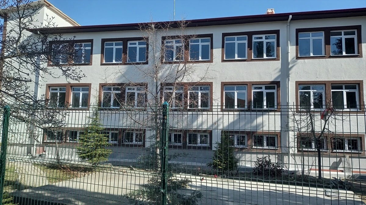 Beypazarı Anadolu Lisesi\'nin yıkımına başlandı