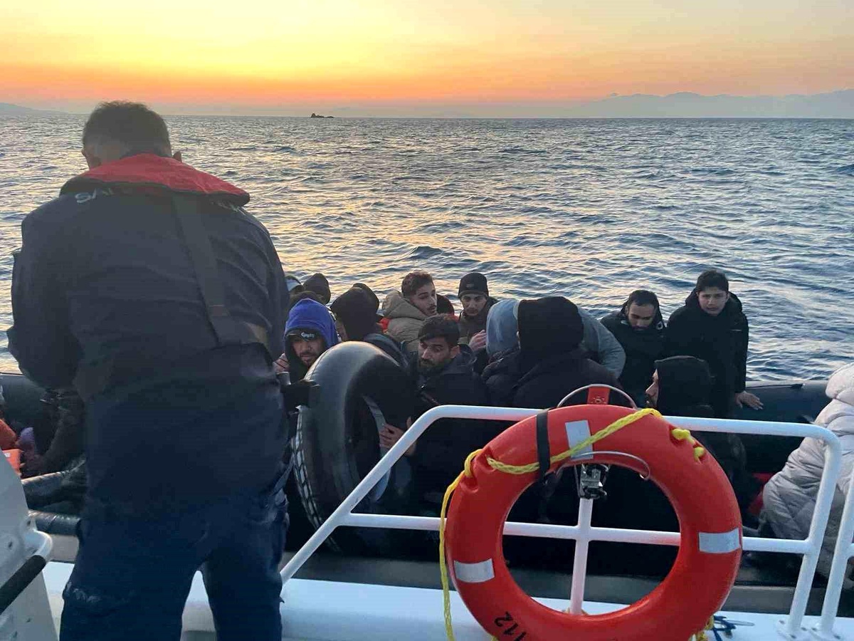 Muğla\'nın Bodrum ilçesi açıklarında 5\'i çocuk 35 düzensiz göçmen yakalandı