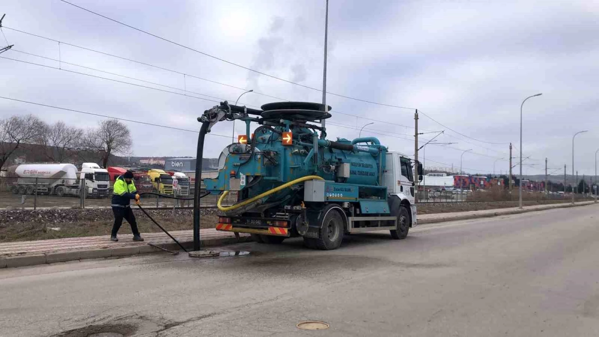 Bozüyük Belediyesi Ana Kanalizasyon Hatlarını Temizliyor