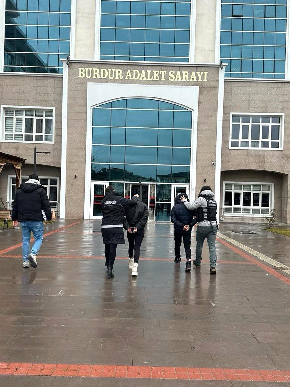 Burdur\'da uyuşturucu ticareti yaptığı tespit edilen 2 şüpheli tutuklandı