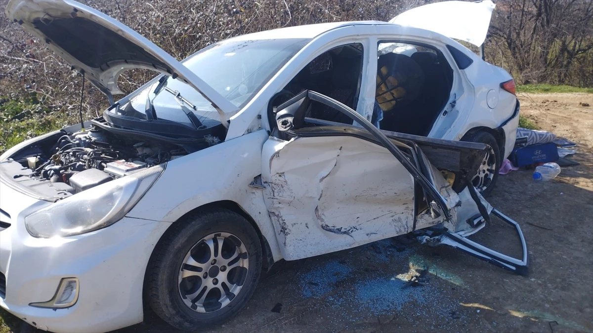 İnegöl\'de Otomobil Çarpışması: 5 Kişi Yaralandı