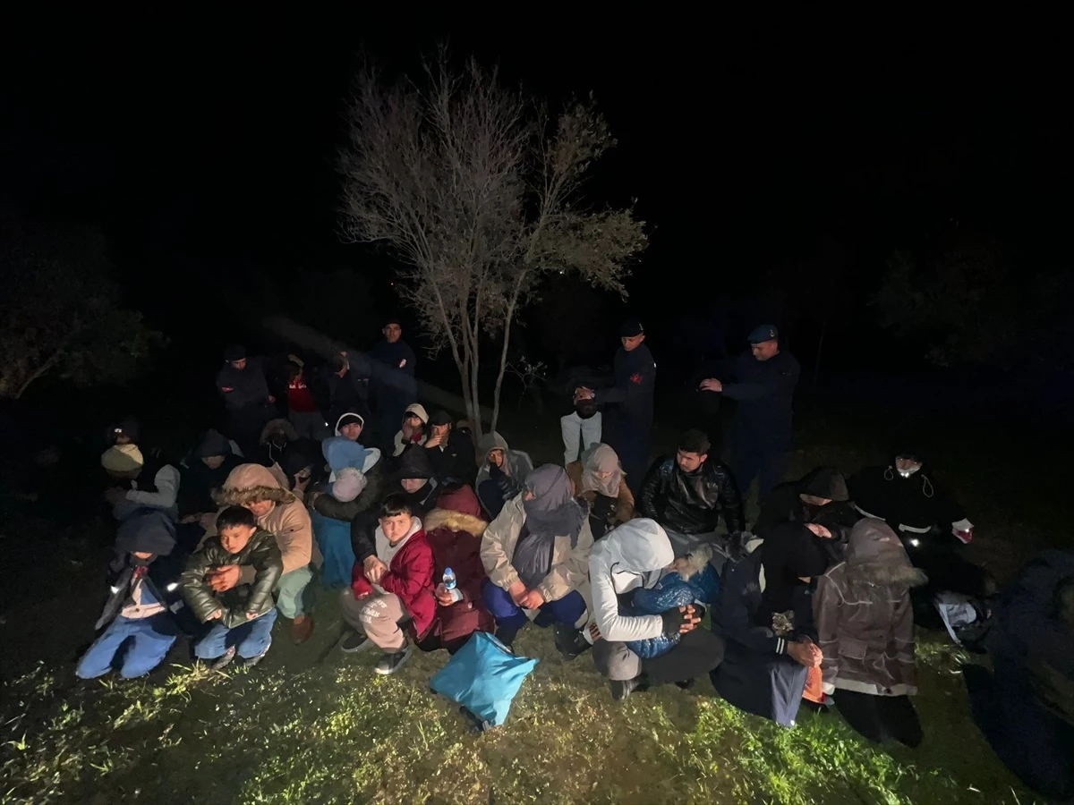 Çeşme\'de göçmen kaçakçılığı iddiasıyla yakalanan 4 şüpheliden 3\'ü tutuklandı