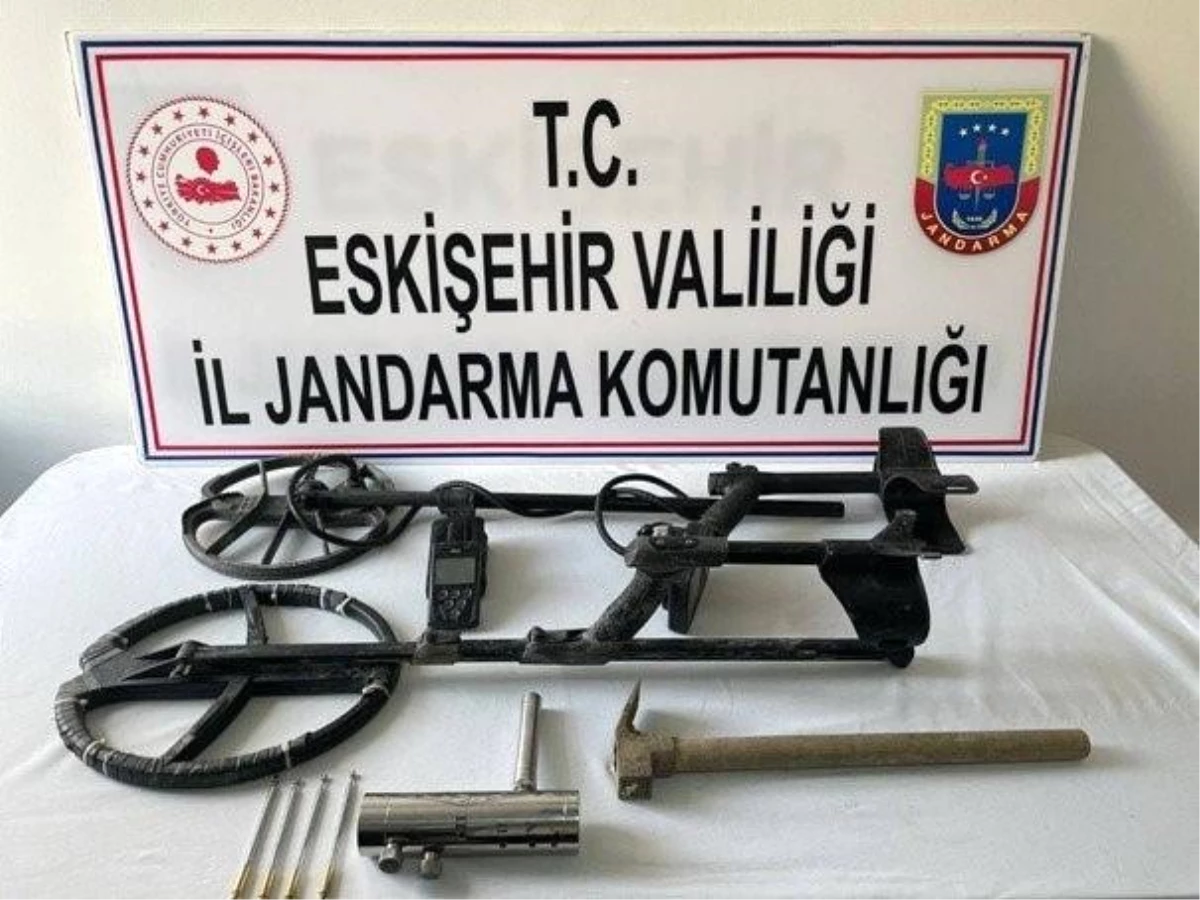 Eskişehir İl Jandarma Komutanlığı, Sivrihisar\'da Kaçak Kazı Yapan Şüphelileri Yakaladı