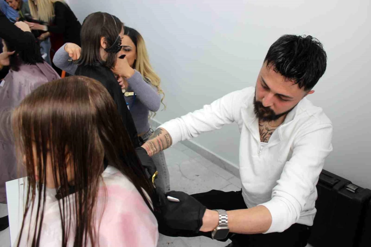 Kayseri Artistik Kuaförler Derneği, görme engelli öğrencilere saç kesimi yaptı