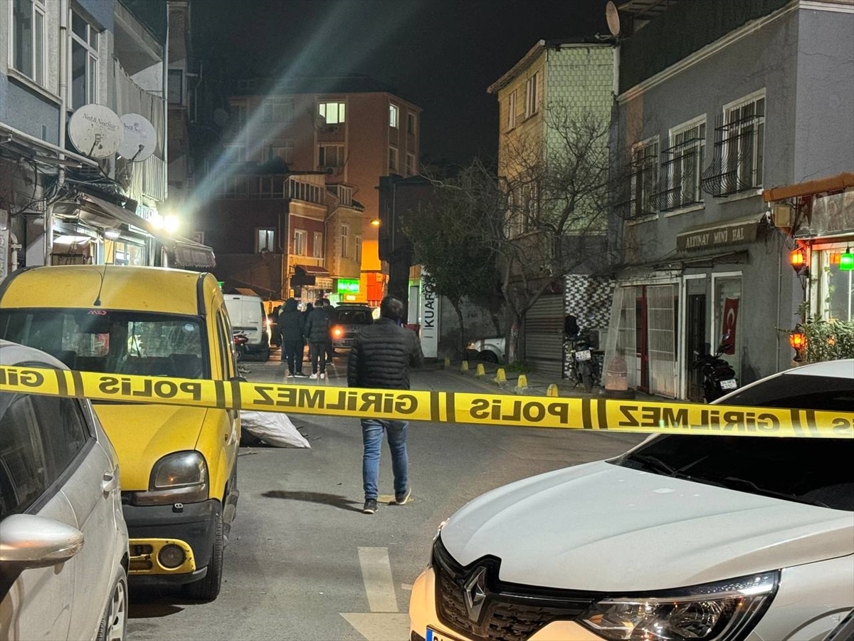 Fatih\'te Silahla Ateş Açan Şüpheliyi Bulmak İçin Polis Çalışma Başlattı